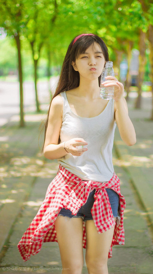 引擎轰鸣与绿茵战术，F1揭幕战与威尔士压制喀麦隆的体育交响