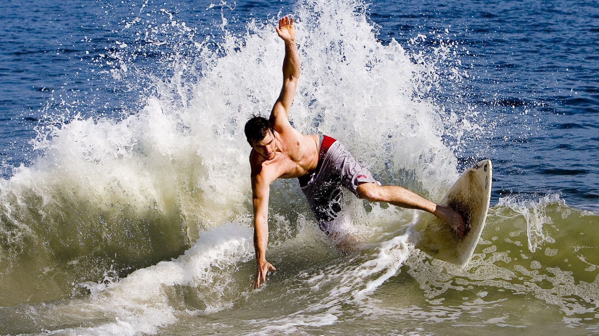 冰冷的雨夜与沸腾的地板，当逆转与接管共同定义王者时刻